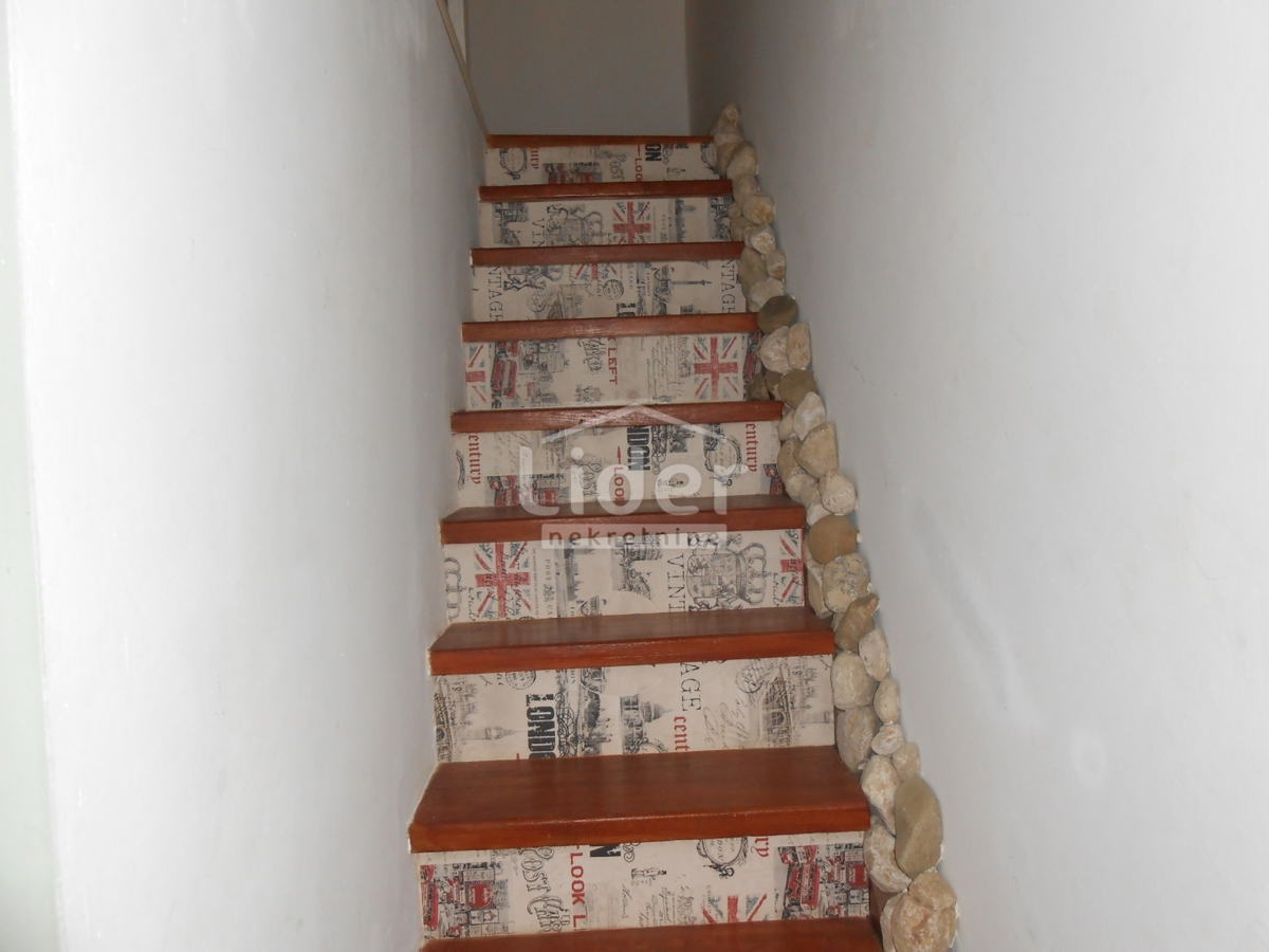 GRIŽANE Casa con 4 appartamenti, piscina, sauna e jacuzzi