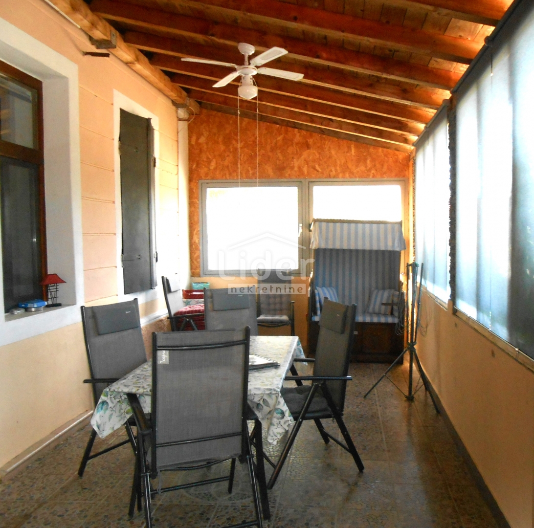 GRIŽANE Casa con 4 appartamenti, piscina, sauna e jacuzzi