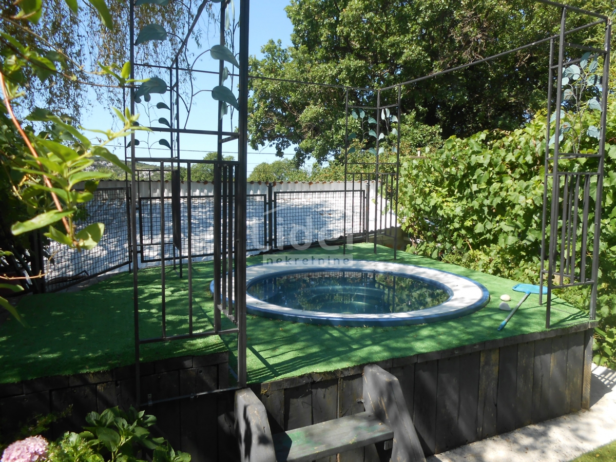 GRIŽANE Casa con 4 appartamenti, piscina, sauna e jacuzzi