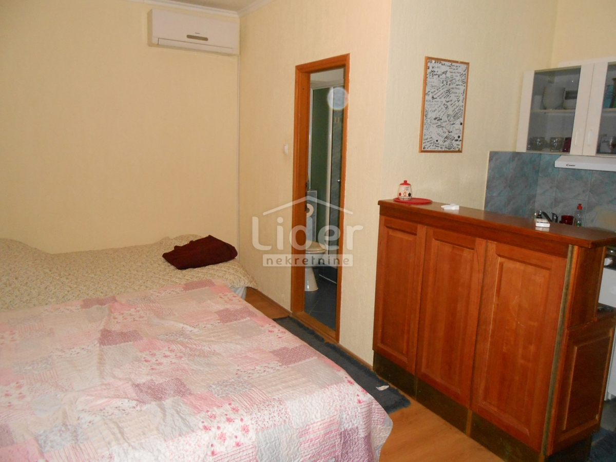 GRIŽANE Casa con 4 appartamenti, piscina, sauna e jacuzzi