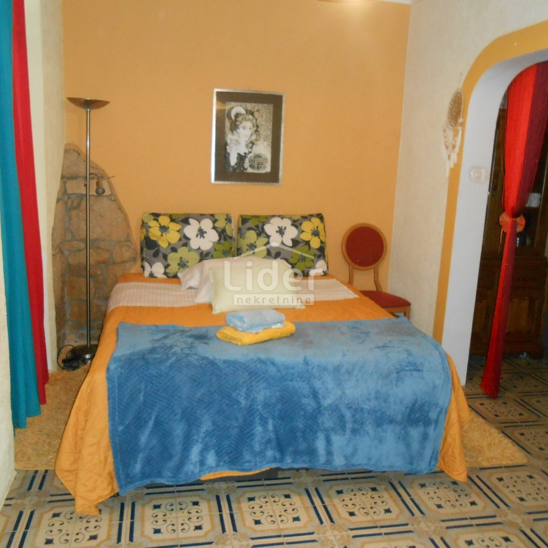 GRIŽANE Casa con 4 appartamenti, piscina, sauna e jacuzzi