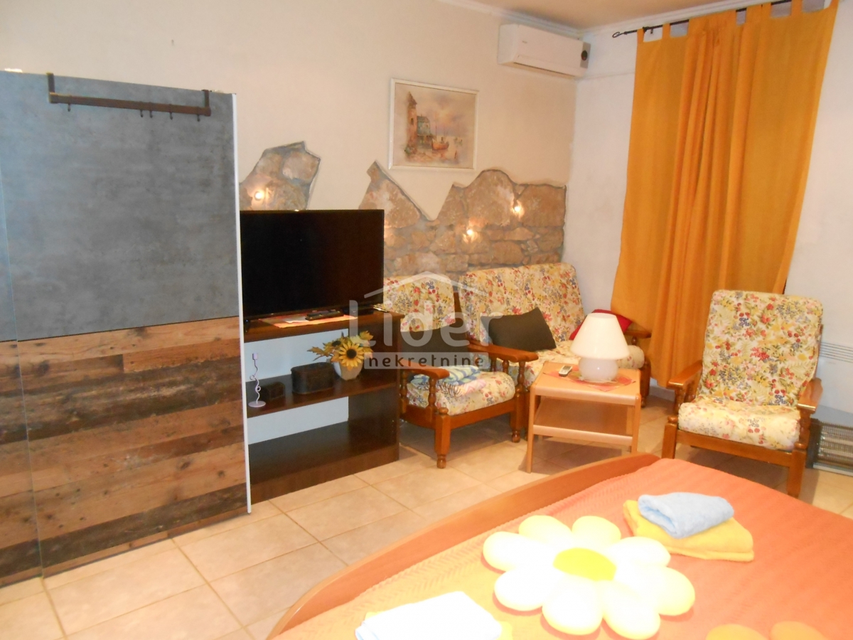 GRIŽANE Casa con 4 appartamenti, piscina, sauna e jacuzzi