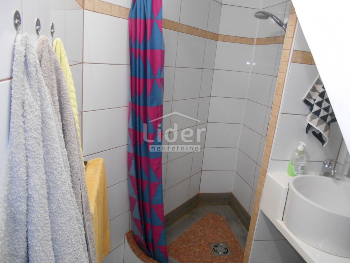 GRIŽANE Casa con 4 appartamenti, piscina, sauna e jacuzzi