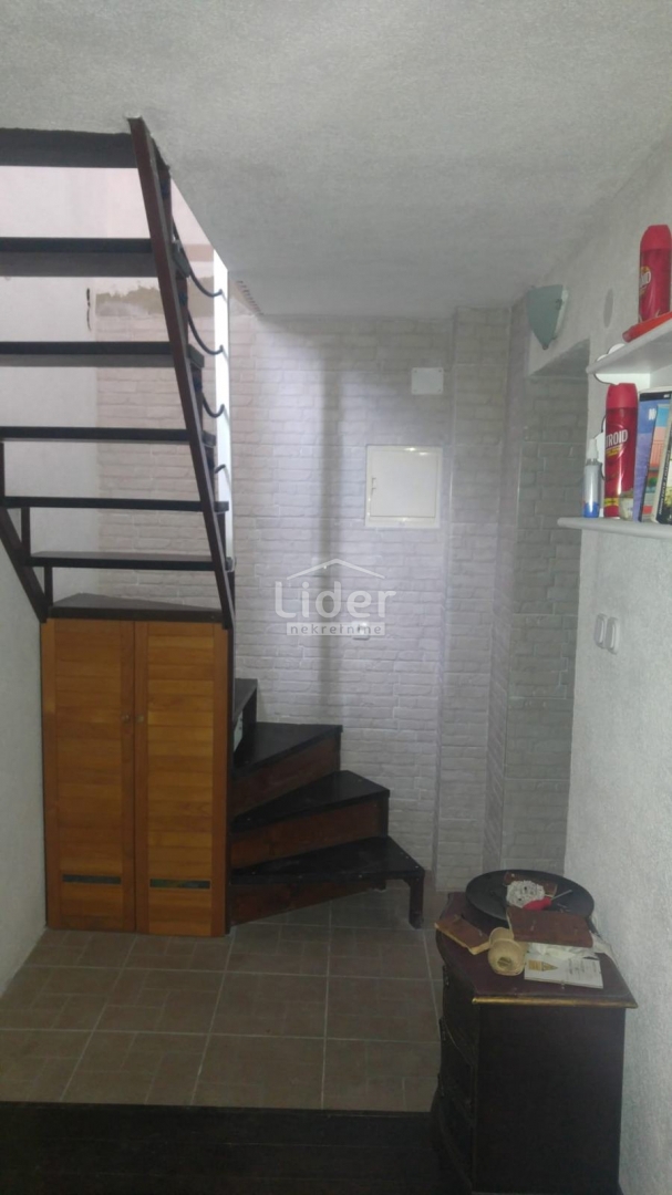 KLENOVICA (ENTROTERRA) Casa in un ambiente tranquillo