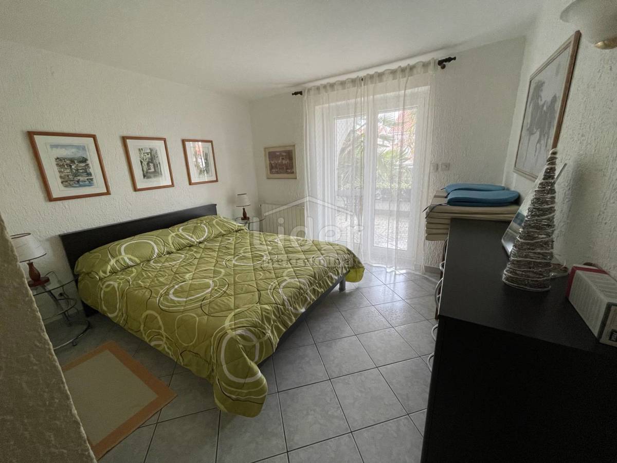  Malinska, casa con 3 appartamenti, 300m2
