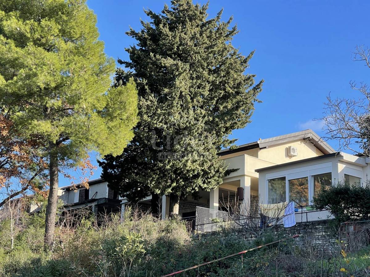 Gornji Karin, casa in prima fila sul mare