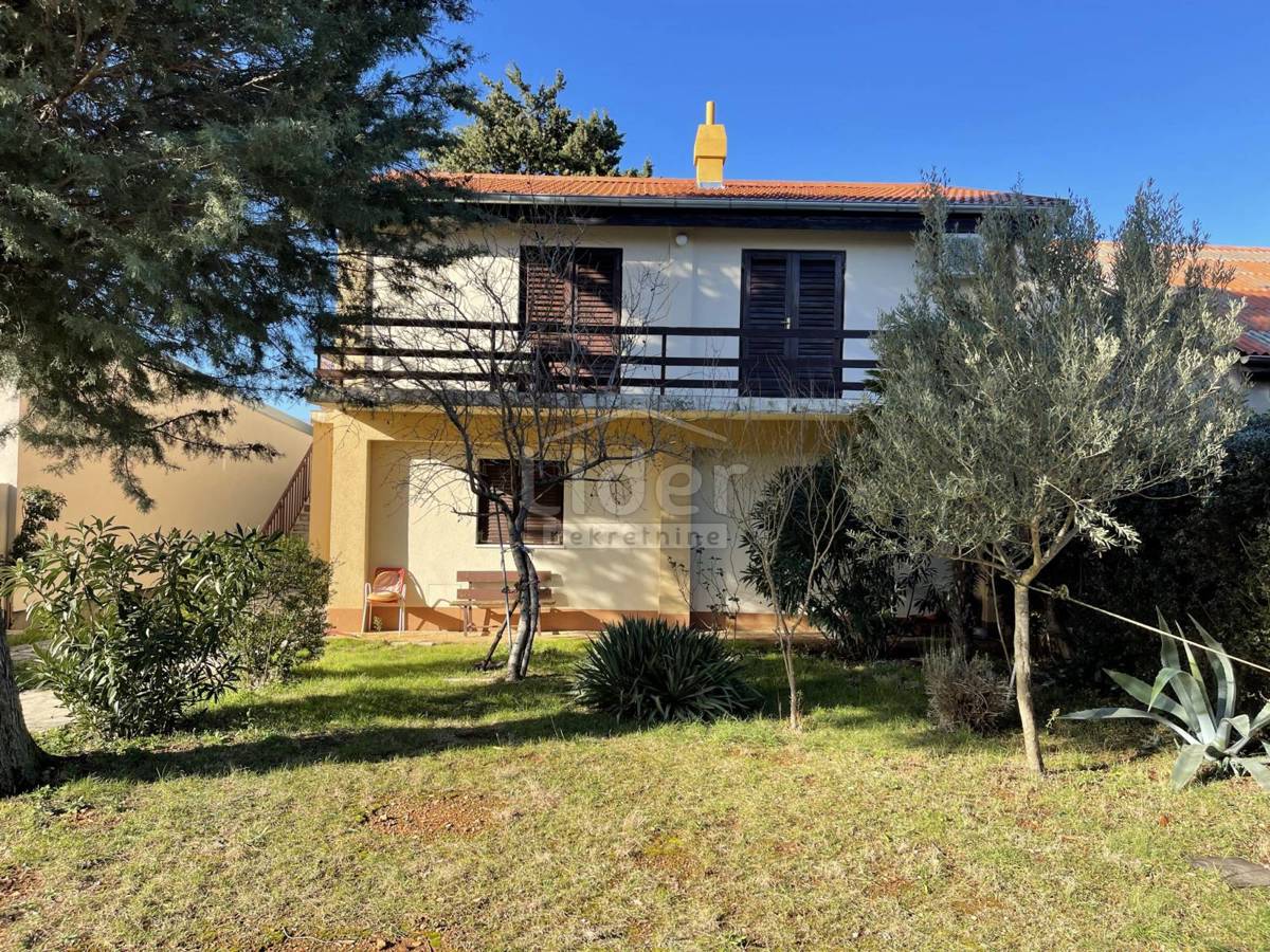 Gornji Karin, casa in prima fila sul mare