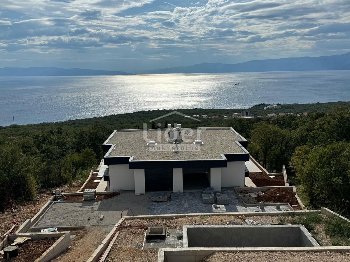 Kostrena, esclusiva villa bifamiliare con piscina e garage