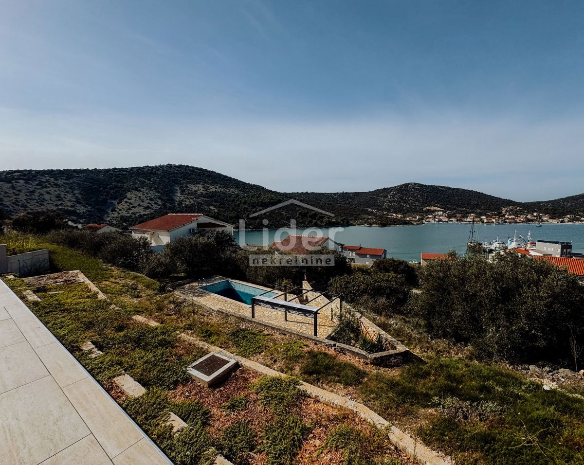 Vinisce, una villa moderna con piscina e una vista sul mare, vendite