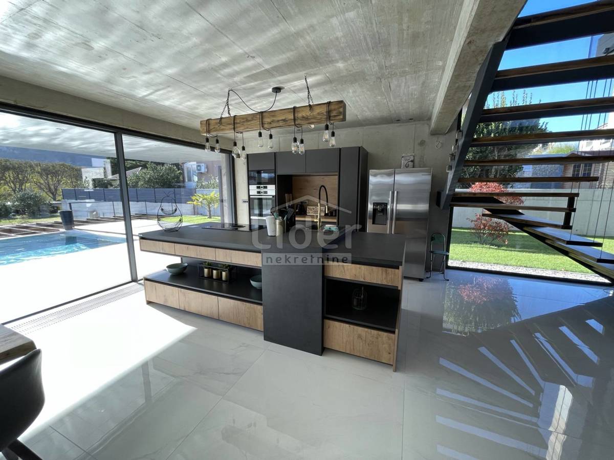 Isola di Krk - Baška, Villa di design urbano con piscina