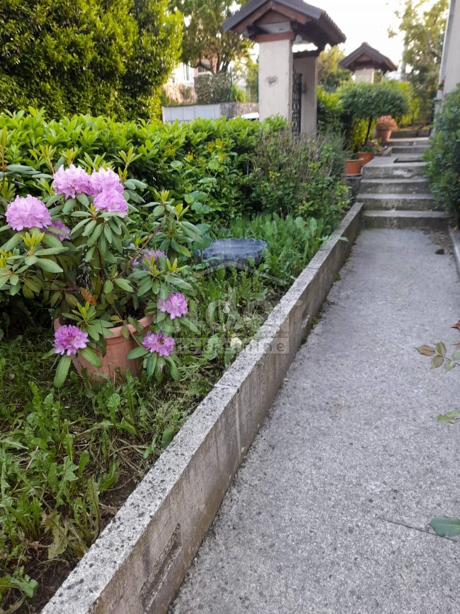 VIŠKOVO Appartamento con taverna, giardino e garage