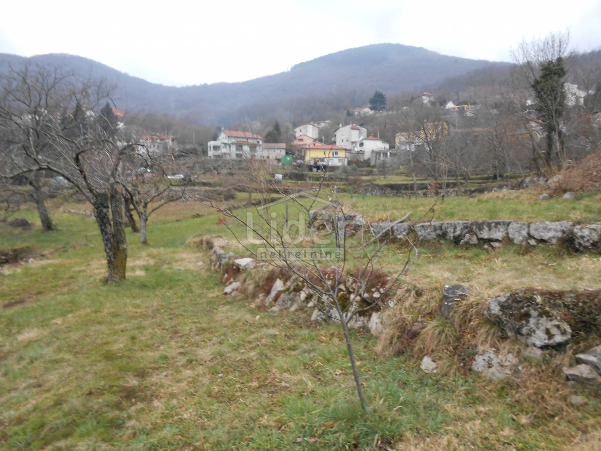 RUKAVAC Officina e casa su un terreno di 5542 m2