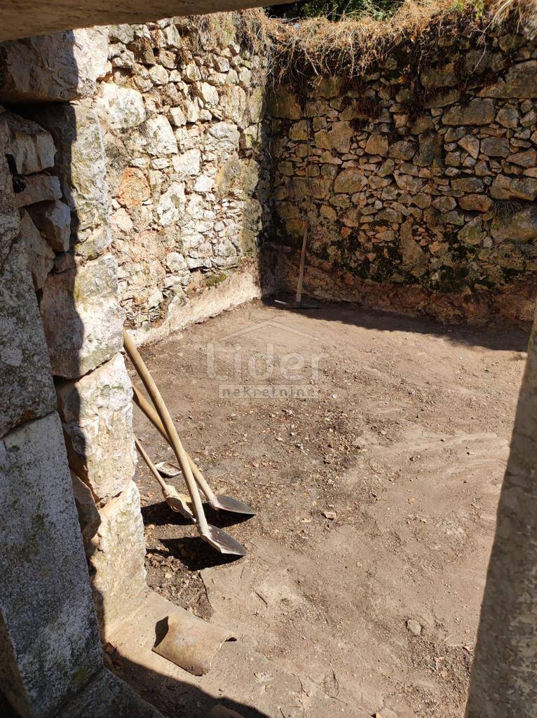 HRELJIN Rudere su un terreno di 1665 m2