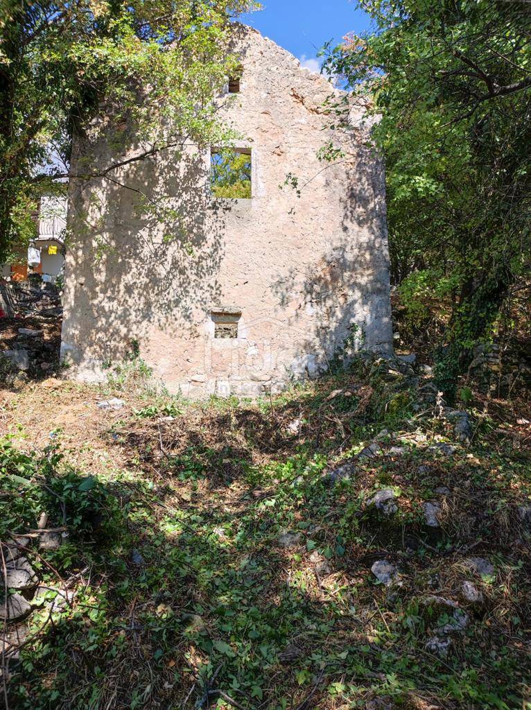 HRELJIN Rudere su un terreno di 1665 m2