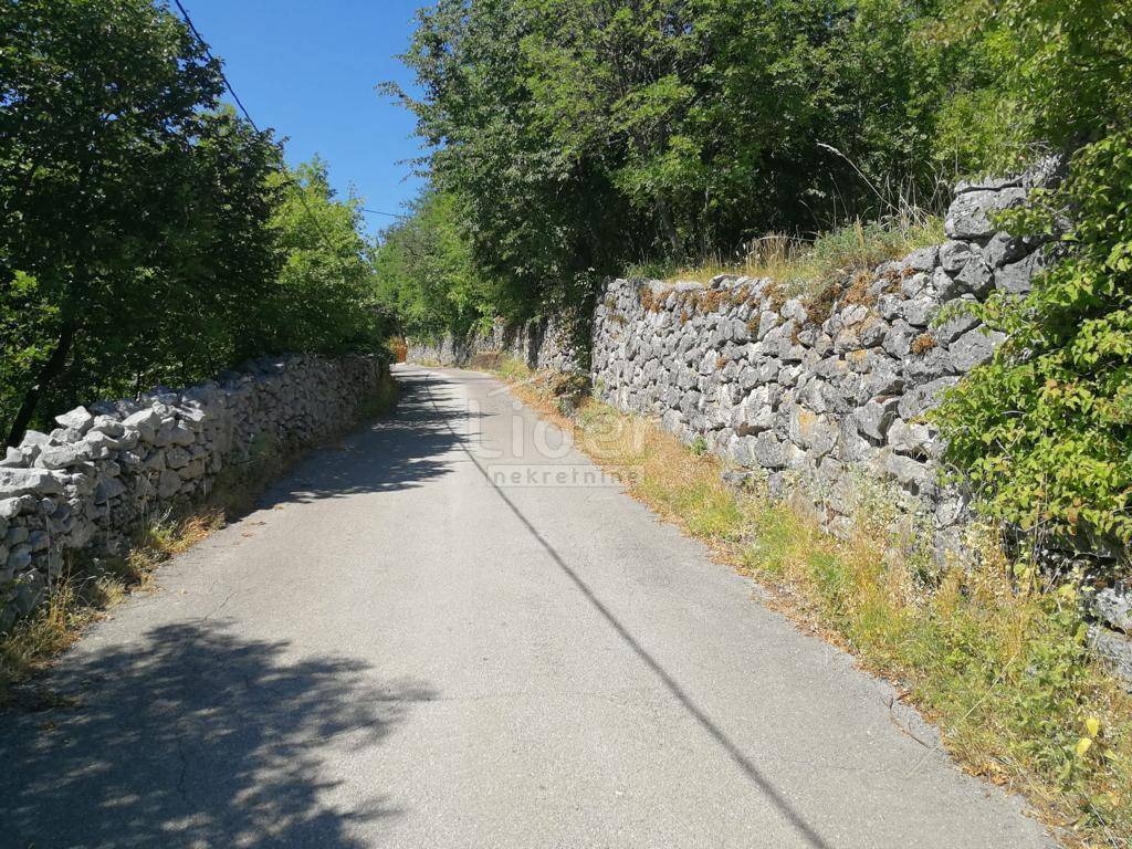 HRELJIN Rudere su un terreno di 1665 m2