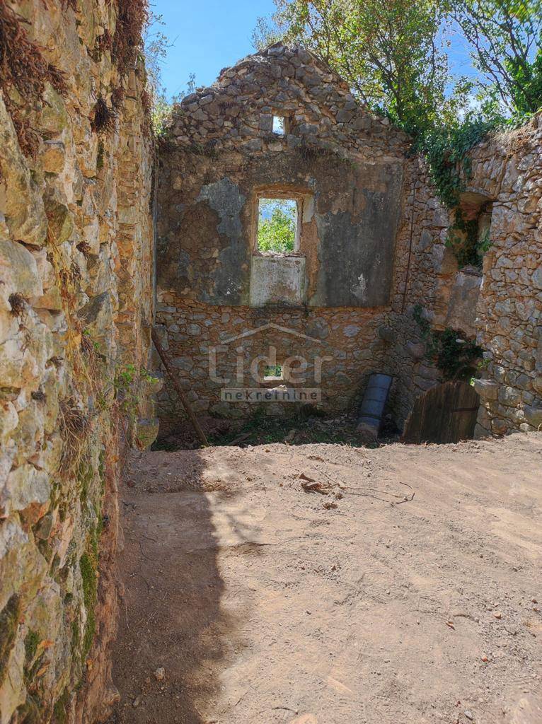 HRELJIN Rudere su un terreno di 1665 m2