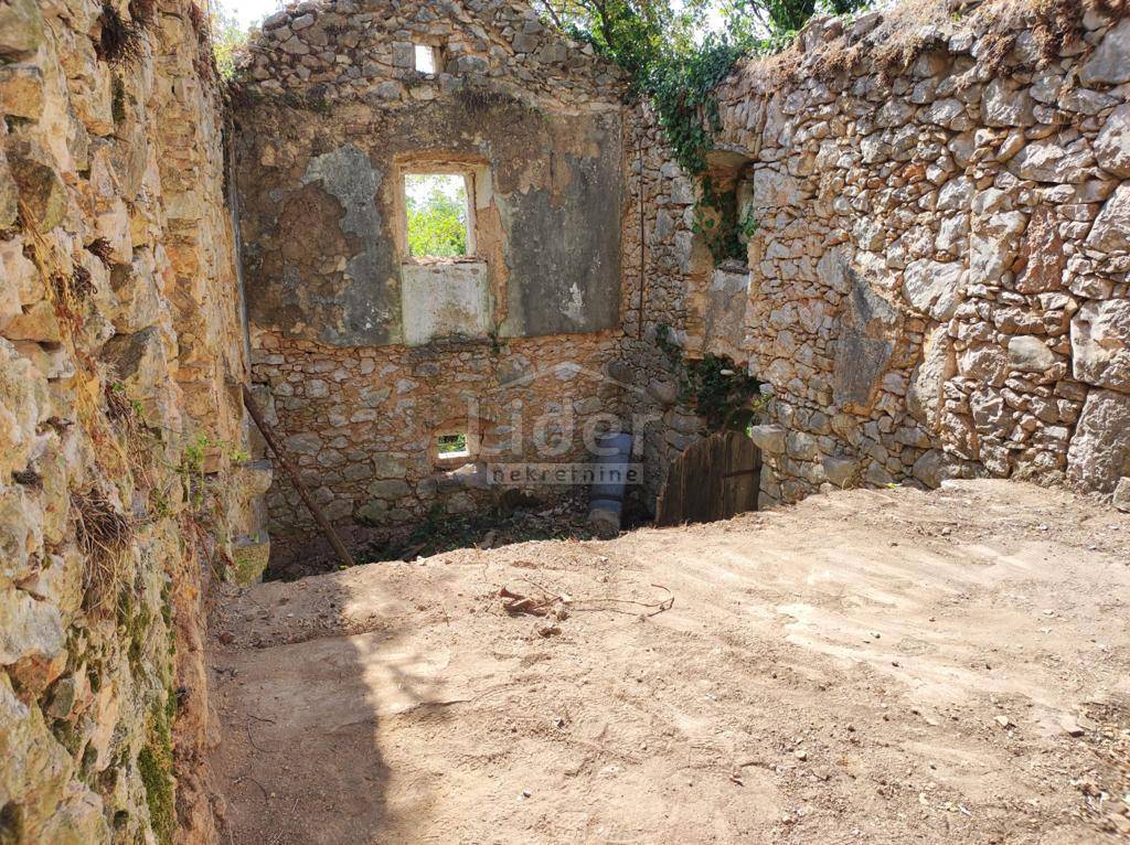 HRELJIN Rudere su un terreno di 1665 m2