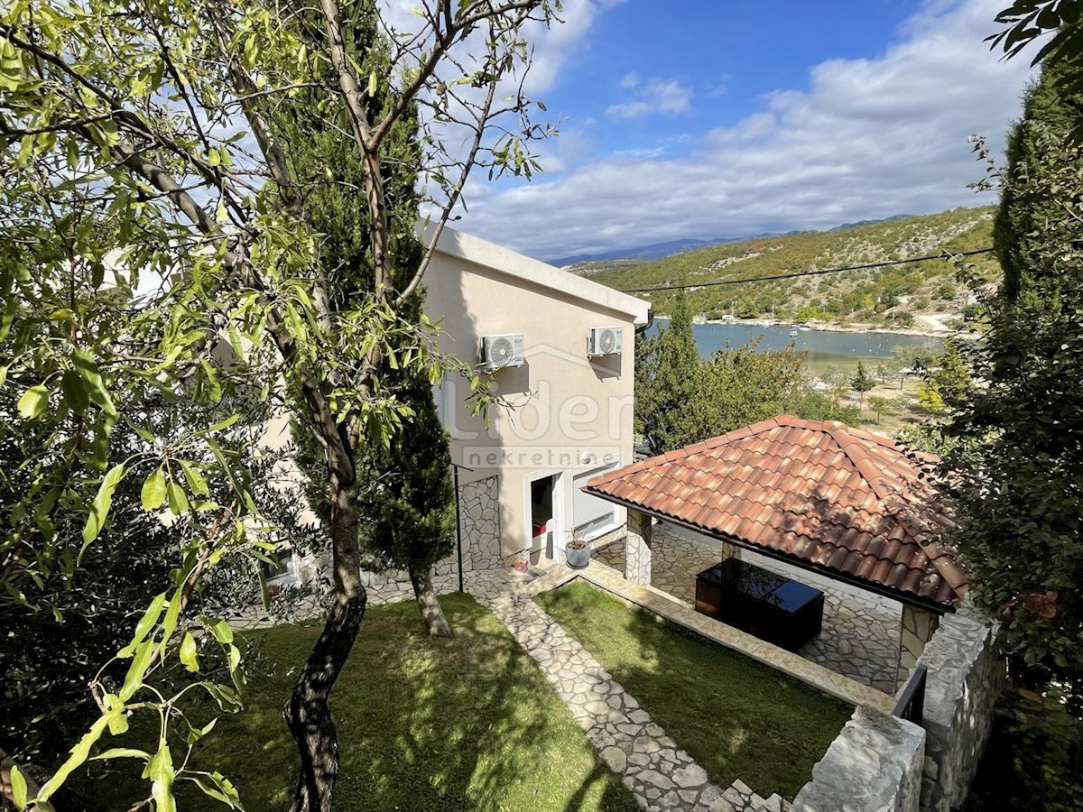 Casa 100m2, piscina, garage, prima fila al mare e alla spiaggia