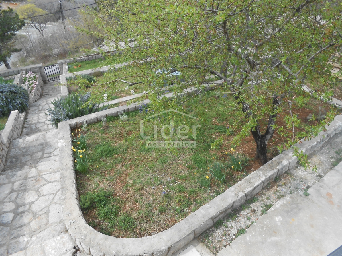 LUKOVO (ENTROTERRA) Ottima casa, ampio giardino