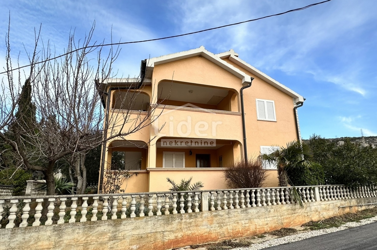 Casa con 2 appartamenti a 250 metri dal mare