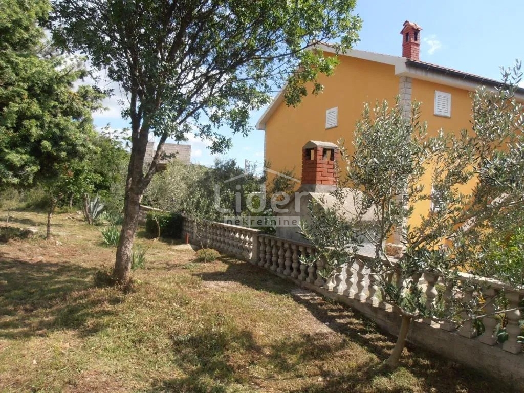 Casa con 2 appartamenti a 250 metri dal mare