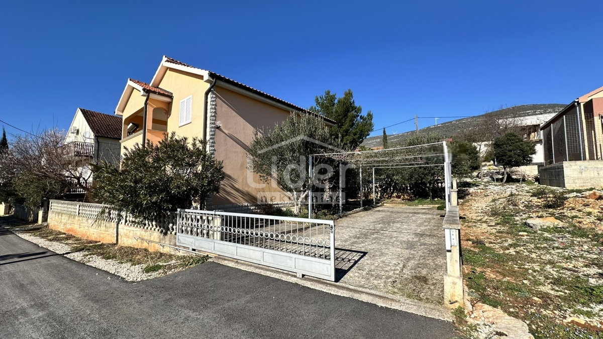 Casa con 2 appartamenti a 250 metri dal mare