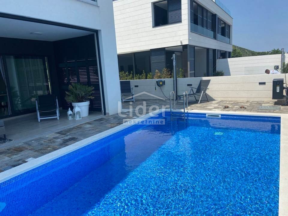 Appartamento di lusso con piscina a soli 100 m dal mare