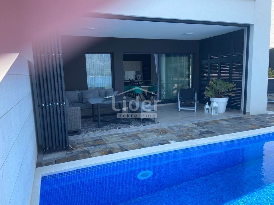 Appartamento di lusso con piscina a soli 100 m dal mare