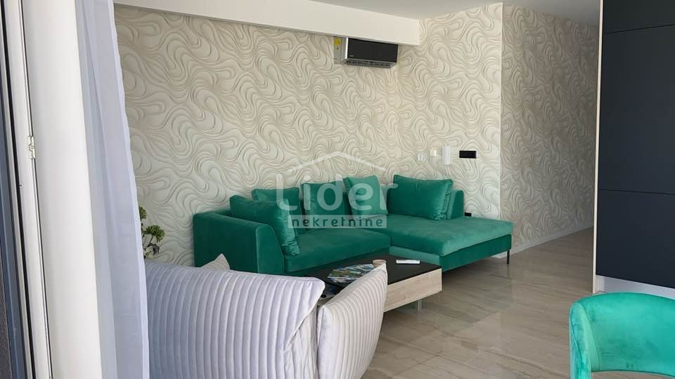 Appartamento di lusso con piscina a soli 100 m dal mare