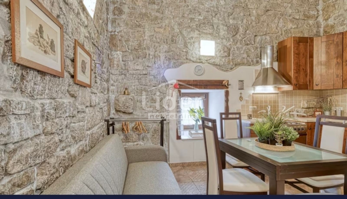 JUŠIĆI Due appartamenti con ingressi separati e terrazza