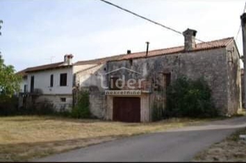 Buje, tenuta con 4 case e giardino