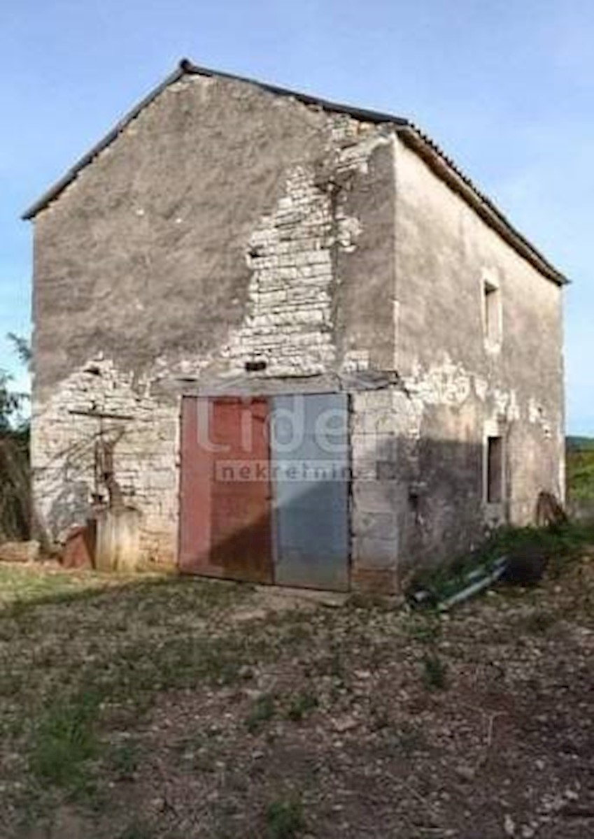 Buje, tenuta con 4 case e giardino