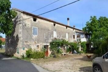 Buje, tenuta con 4 case e giardino