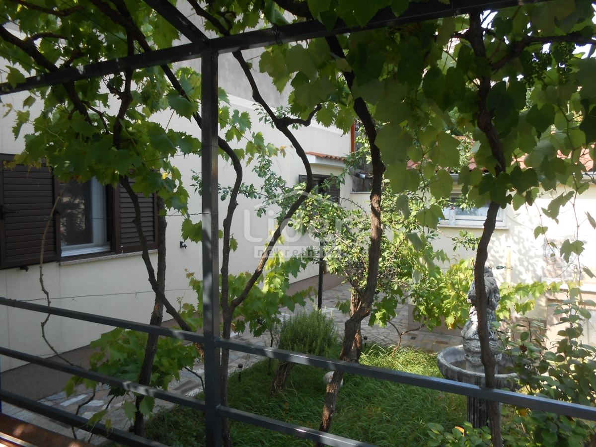 TURNIĆ Appartamento con ampia terrazza e vista mare