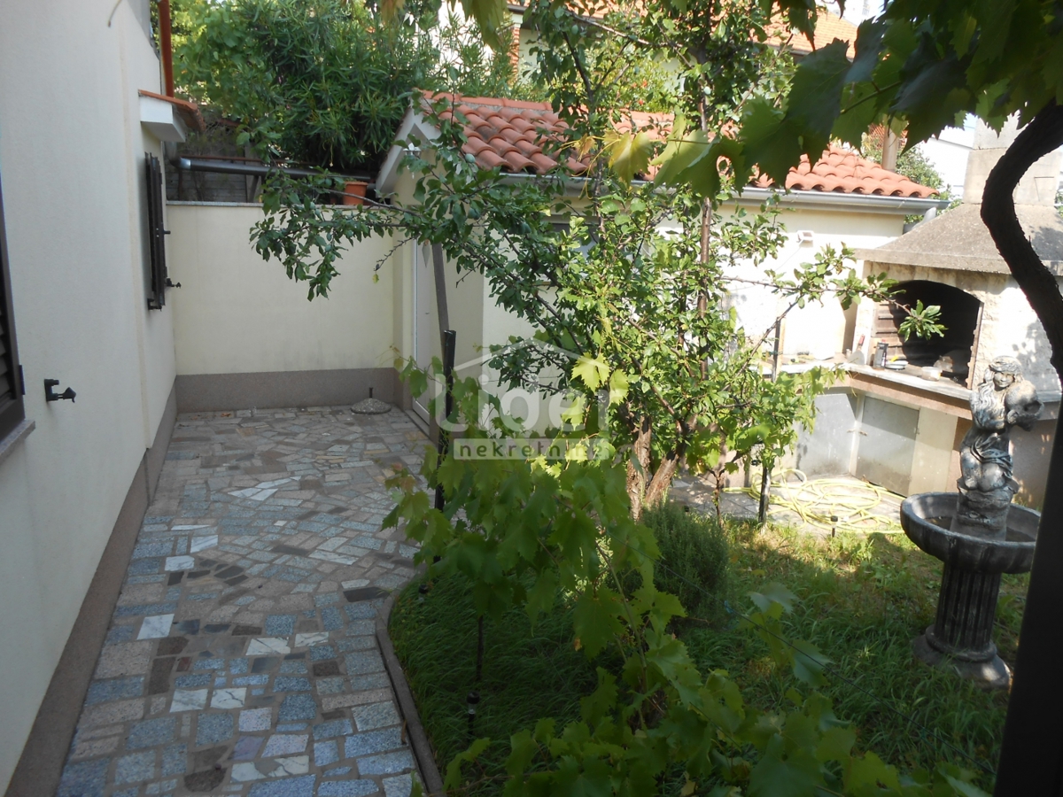 TURNIĆ Appartamento con ampia terrazza e vista mare