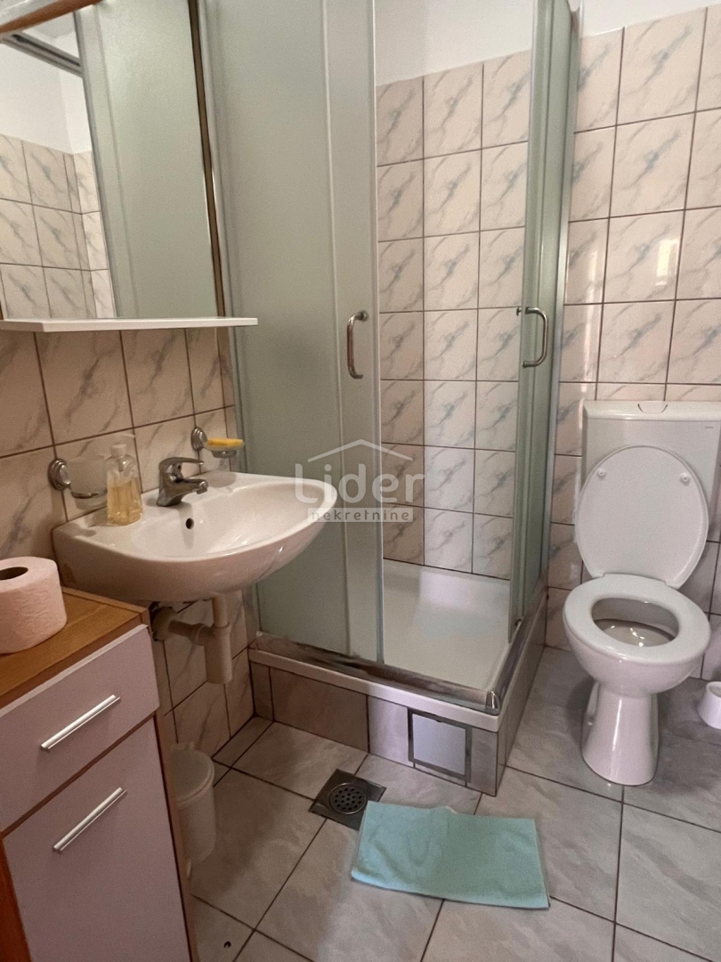 Gornji Karin, casa in vendita prima fila al mare