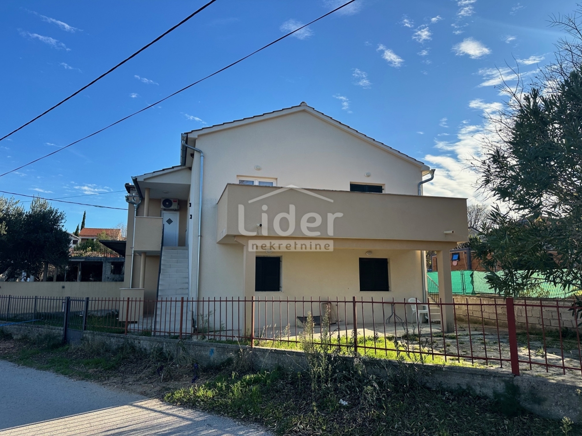 Gornji Karin, casa in vendita prima fila al mare