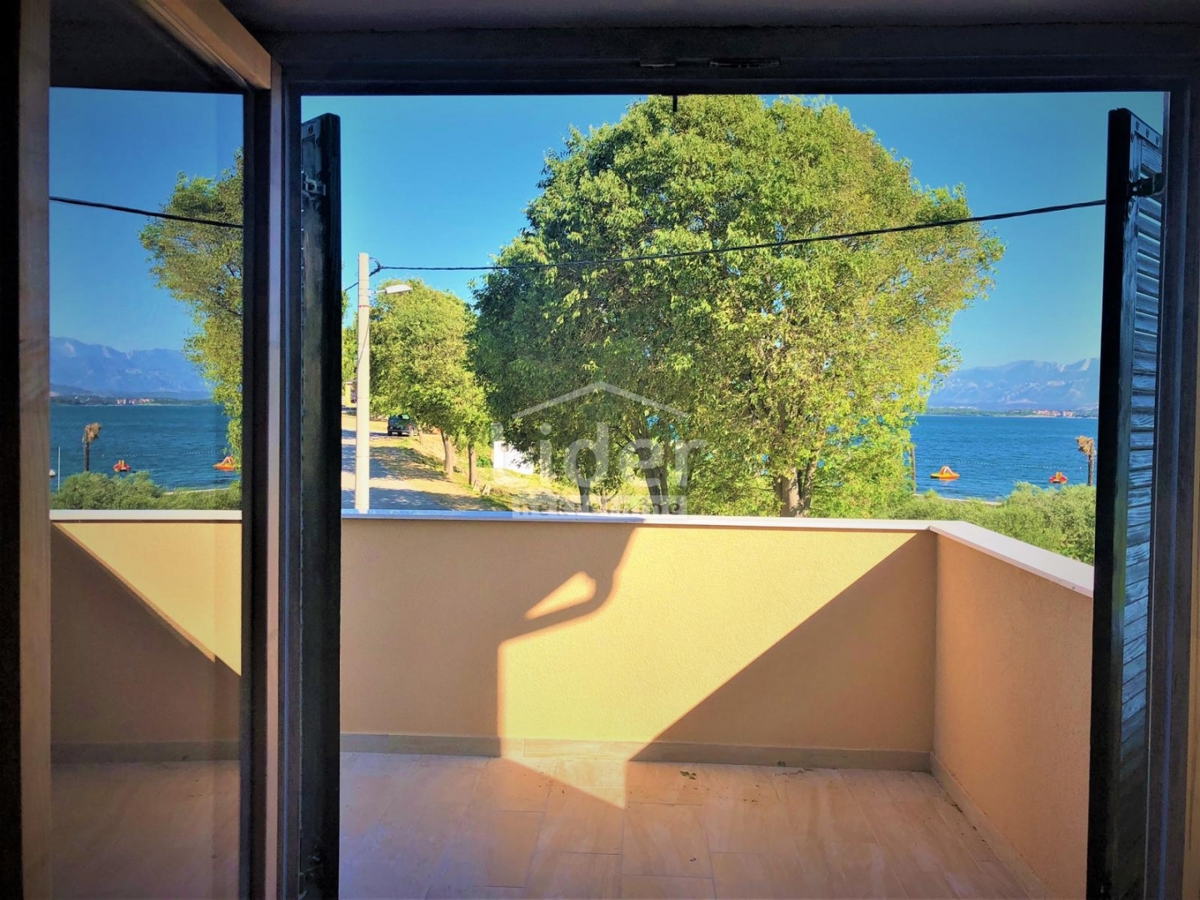 Gornji Karin, casa in vendita prima fila al mare