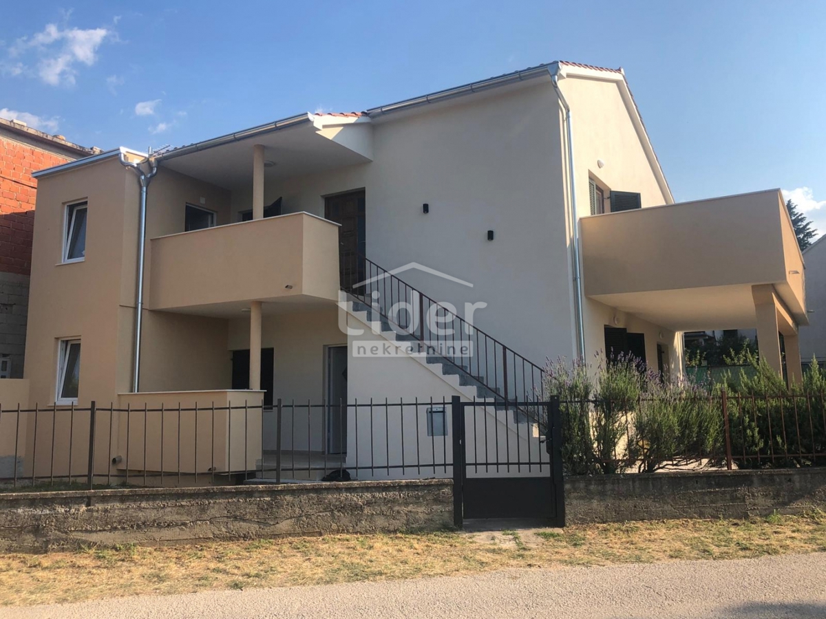 Gornji Karin, casa in vendita prima fila al mare