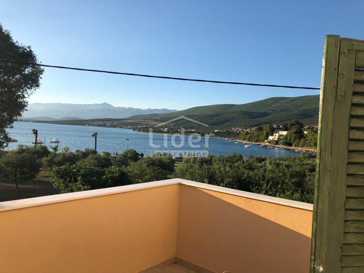 Gornji Karin, casa in vendita prima fila al mare