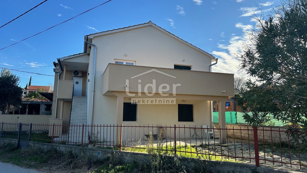 Gornji Karin, casa in vendita prima fila al mare