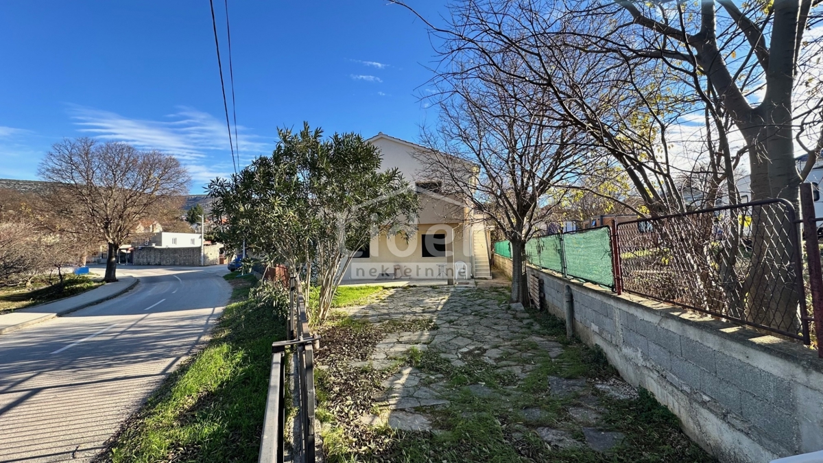 Gornji Karin, casa in vendita prima fila al mare