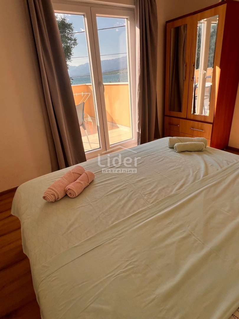 Gornji Karin, casa in vendita prima fila al mare