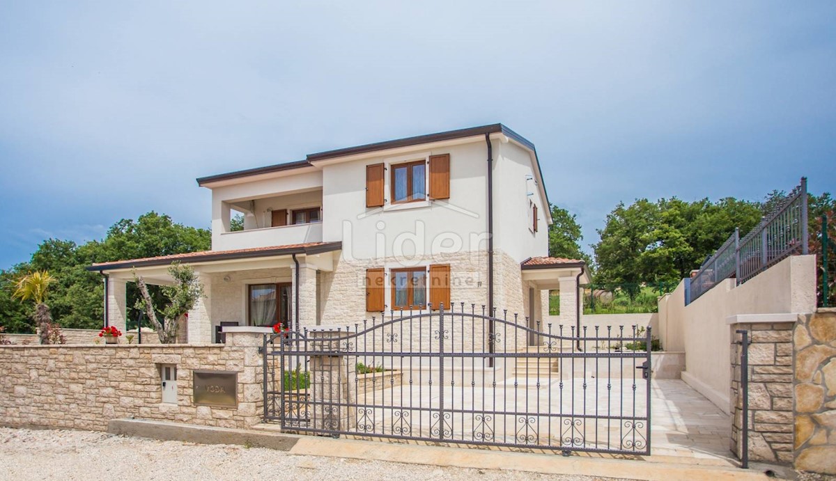 Casa con piscina vicino a Parenzo