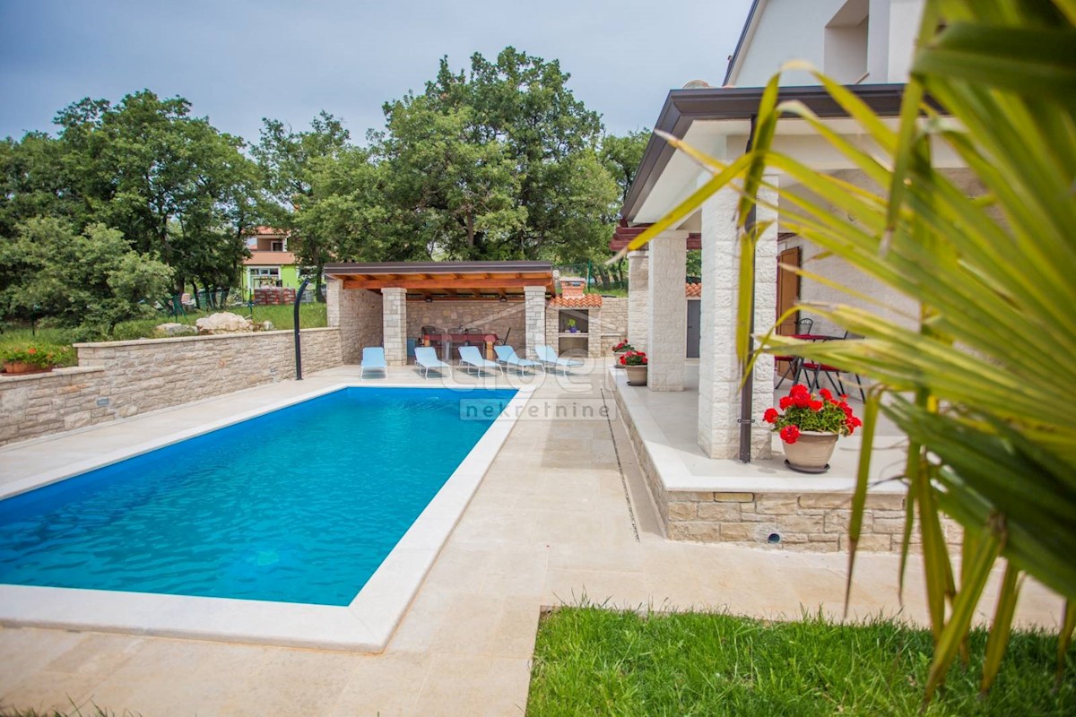 Casa con piscina vicino a Parenzo