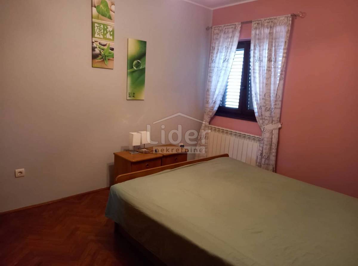 Una casa spaziosa con cortile vicino a Svetvinčent