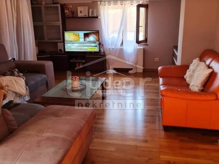Cres, casa con diversi appartamenti vicino al mare