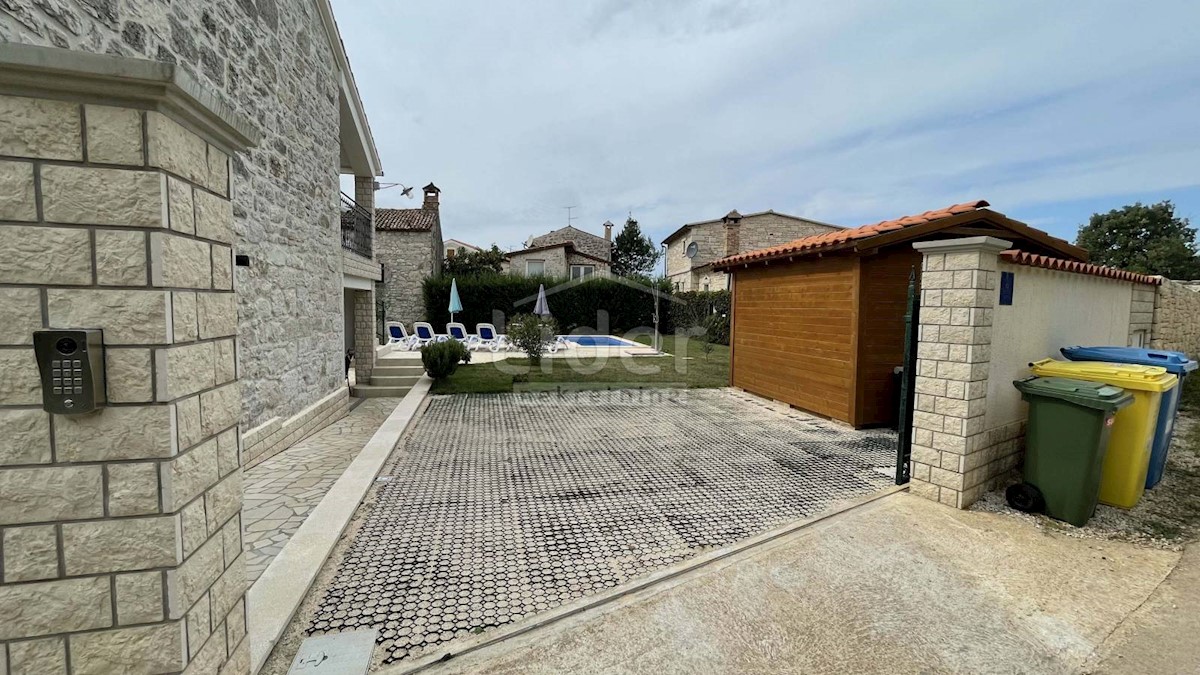 Villa in pietra con piscina vicino a Parenzo