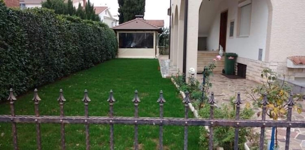 Poreč, 228m2, casa con 5 appartamenti