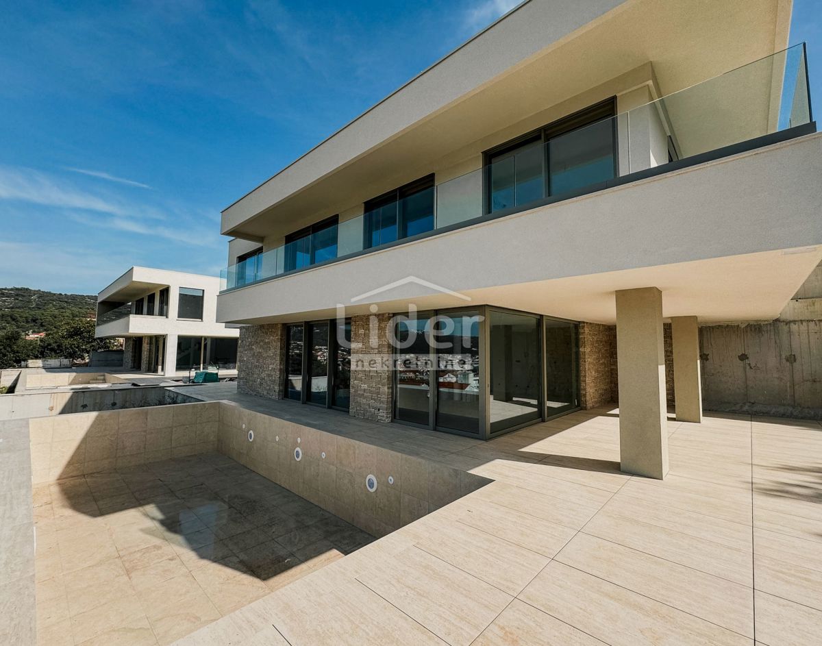 Vinisce, una villa moderna con piscina e una vista sul mare, vendite